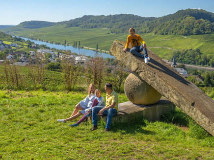 Skulptur Knie im Gelenk Nittel