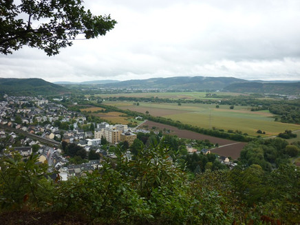 Blick von der Ehranger Kanzel in die Trierer Talweitung mit Ehrang (im Vordergrund) und Schweich (im Hintergrund)