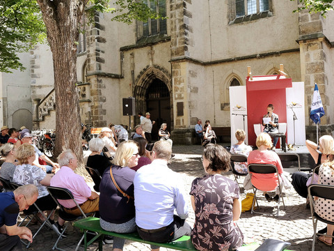 2022 Literaturfest Meißen Beate Baum Heinrichsplatz.JPG