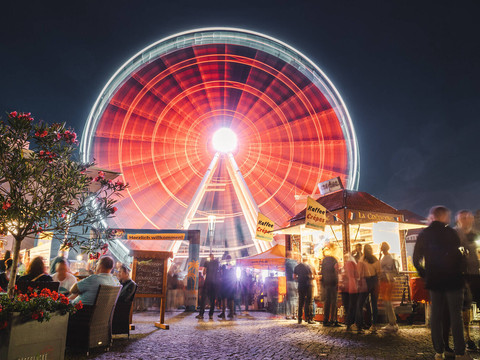 Rot beleuchtetes Riesenrad bei Stadtfest.jpg