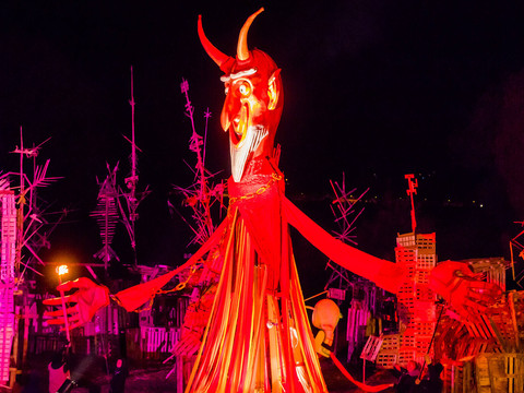 Grande Finale des Wandertheaterfestivals auf den Elbwiesen..jpg