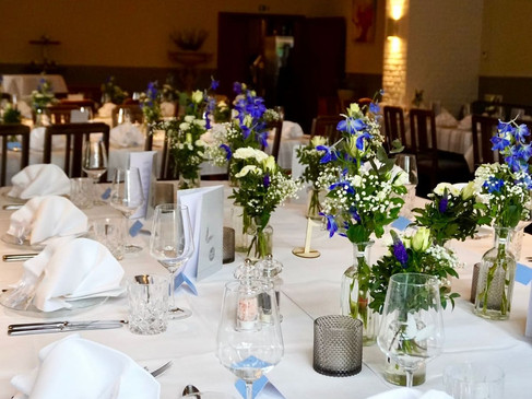 Festlich gedeckter Bankettsaal