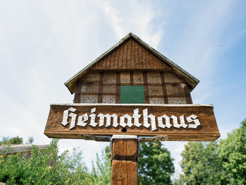 Schild Heimathaus