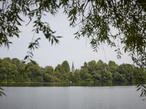 Bulderner See mit Kirchturm