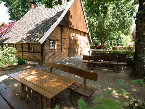 Picknickbänke am Heimathaus Weseke