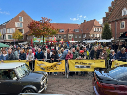 Oldtimer auf dem Vredener Marktplatz