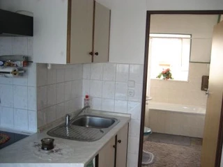 Übergang von Kücke zum Badezimmer