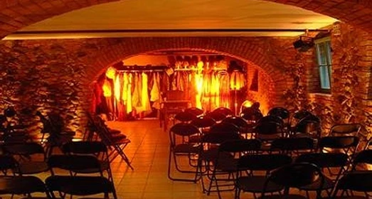 Das THEATERuntendrunter