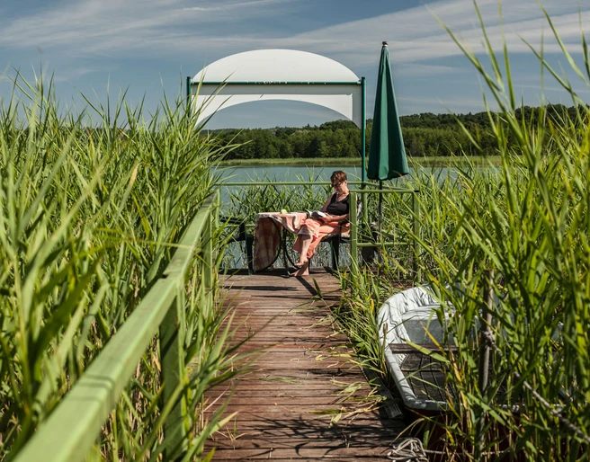 Blick vom Chalet auf den hauseigenen Badesteg