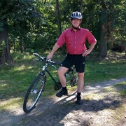 Der grüne Lutz mit Fahrrad und Helm