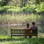 Bank am Wasser im Schlosspark Ragow