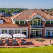 Golfpark Schloss Wilkendorf - Clubhaus mit Terrasse