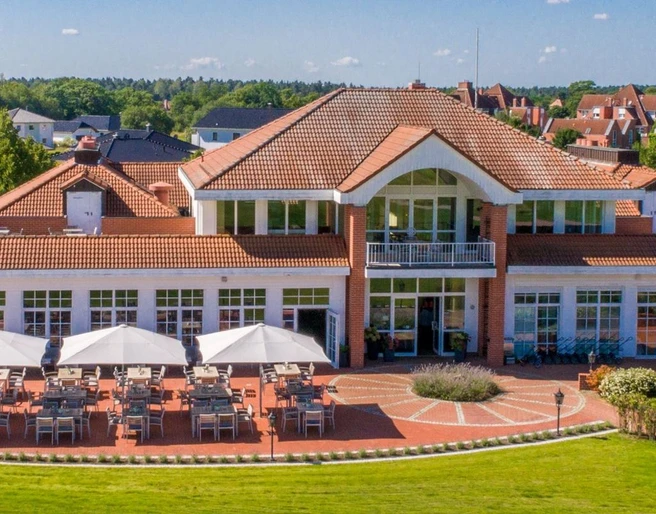 Golfpark Schloss Wilkendorf - Clubhaus mit Terrasse