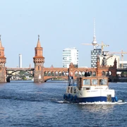 Komoran 1280 vor der Oberbaumbrücke in Berlin