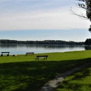 Gedenkstele, Ligewiese und Sitzbänke mit dem Blick auf den Schwielochsee
