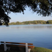 Sitzbänke mit Blick auf den See