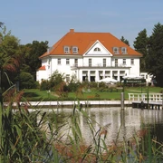 Herrenhaus am See