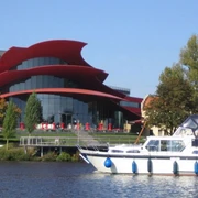 Über Potsdamer und Brandenburger Havelseen, vor dem Hans Otto Theater Potsdam