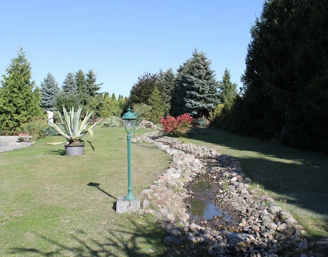 Blick in den weitläufigen Garten der Alten Schmiede, Foto:TEG