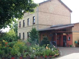 Parkplatz und Garten