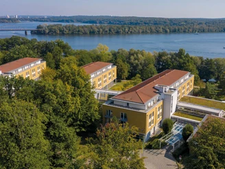 Außenansicht mit Seeblick