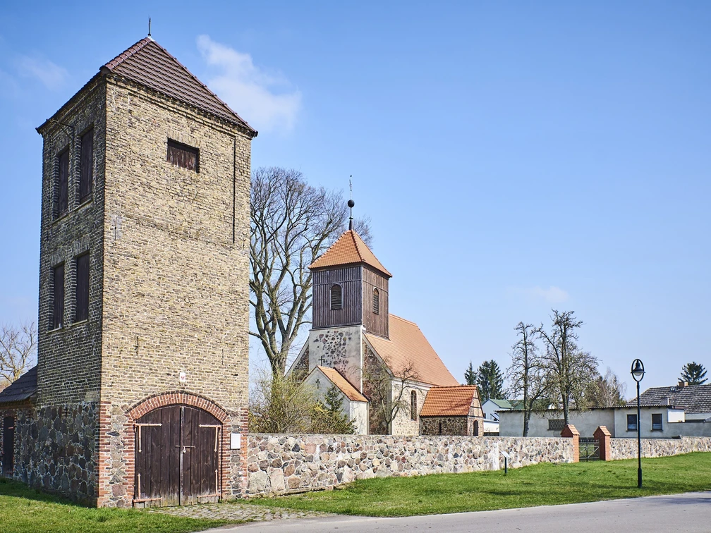 Spritzenhaus und Dorfkirche Lichtenow