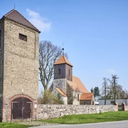 Spritzenhaus und Dorfkirche Lichtenow