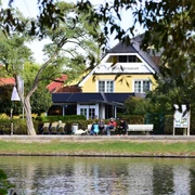 Blick auf das Hotel & Terrasse