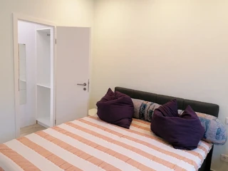 Schlafzimmer mit begehbarem Kleiderschrank