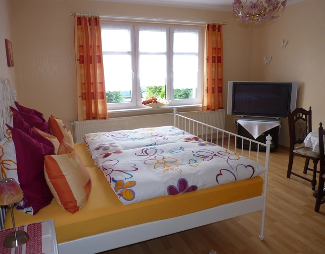 Schlafzimmer mit Doppelbett