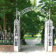 Tor zum Rathauspark in Erkner