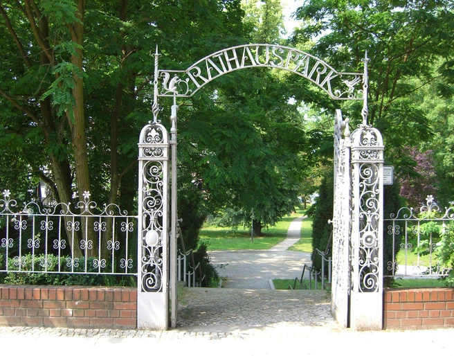 Tor zum Rathauspark in Erkner