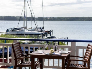 Tisch mit Blick aufs Wasser und in den Yachthafen