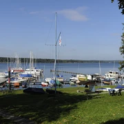 Yachtclub Diensdorf e.V. - Hafenanlage, links schließt ein weiterer Steg an