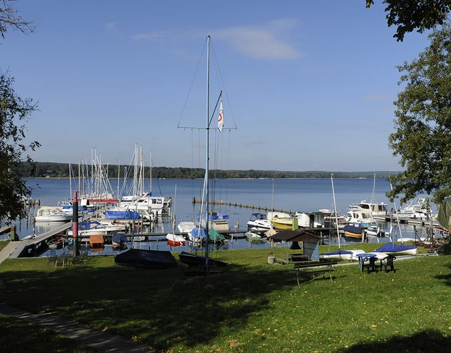 Yachtclub Diensdorf e.V. - Hafenanlage, links schließt ein weiterer Steg an