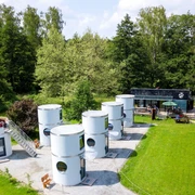 Blick auf die Hoteltürme am Forellenhof in Rottstock