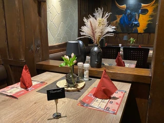 reservierter Tisch im Steak-House Holzfäller