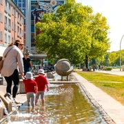 Kinder am Brunnen in der Lindenallee