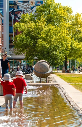 Kinder am Brunnen in der Lindenallee