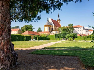 Blick auf die Katholische Stiftskirche des Kloster Neuzelles vom Barockgarten aus