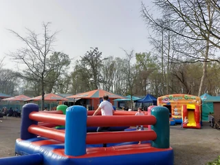 Hüpfburg im Biergarten und Inselcafé Kakadu Island