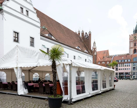 Sommerbiergarten des Restaurant "Nirwana" auf dem Marktplatz von Frankfurt (Oder)