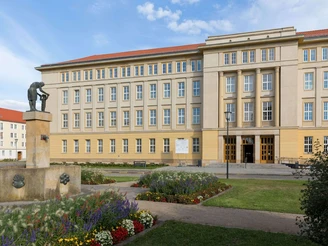 Trinkbrunnen (Denkmals) am Rathaus von Eisenhüttenstadt
