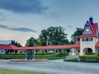 historischer Bahnhofsplatz Bad Saarow mit Tourist-Information