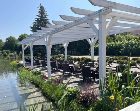 Blick auf die Terrasse an den Zuchtteichen des Restaurants Villa Dudziak