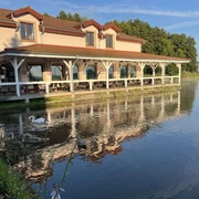 Blick auf das Restaurant Villa Dudziak und die Zuchtteiche