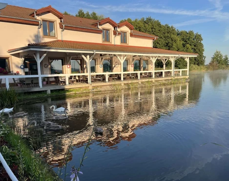 Blick auf das Restaurant Villa Dudziak und die Zuchtteiche