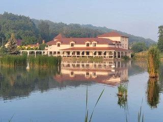 Blick über den Zuchtteich auf das Hotel Villa Dudziak