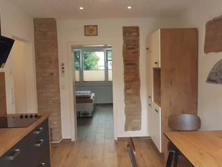 Küche mit Blick ins Schlafzimmer