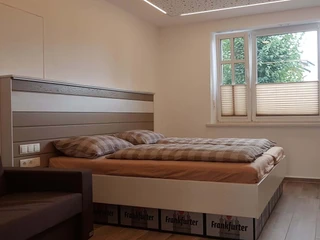 Schlafzimmer mit Doppelbett